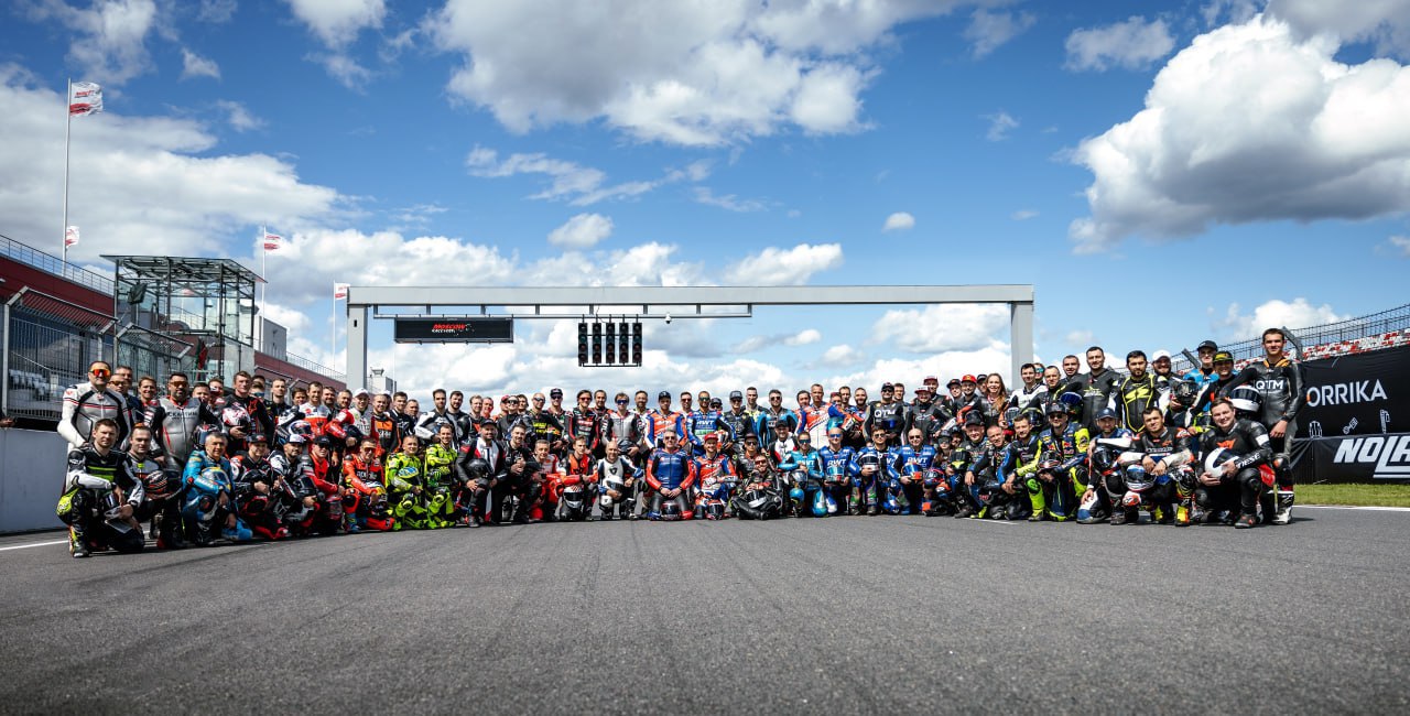 🏆 Продолжаем перебирать фотографии сезона 2025 года и сегодня день для мото – на Moscow Raceway за лето успели провести три этапа чемпионата России по шоссейно-кольцевым мотогонкам (@motoringru), и каждый этап собирал впечатляющее количество участников. В 2026 году чемпионат Motoring стартует 14 июня.