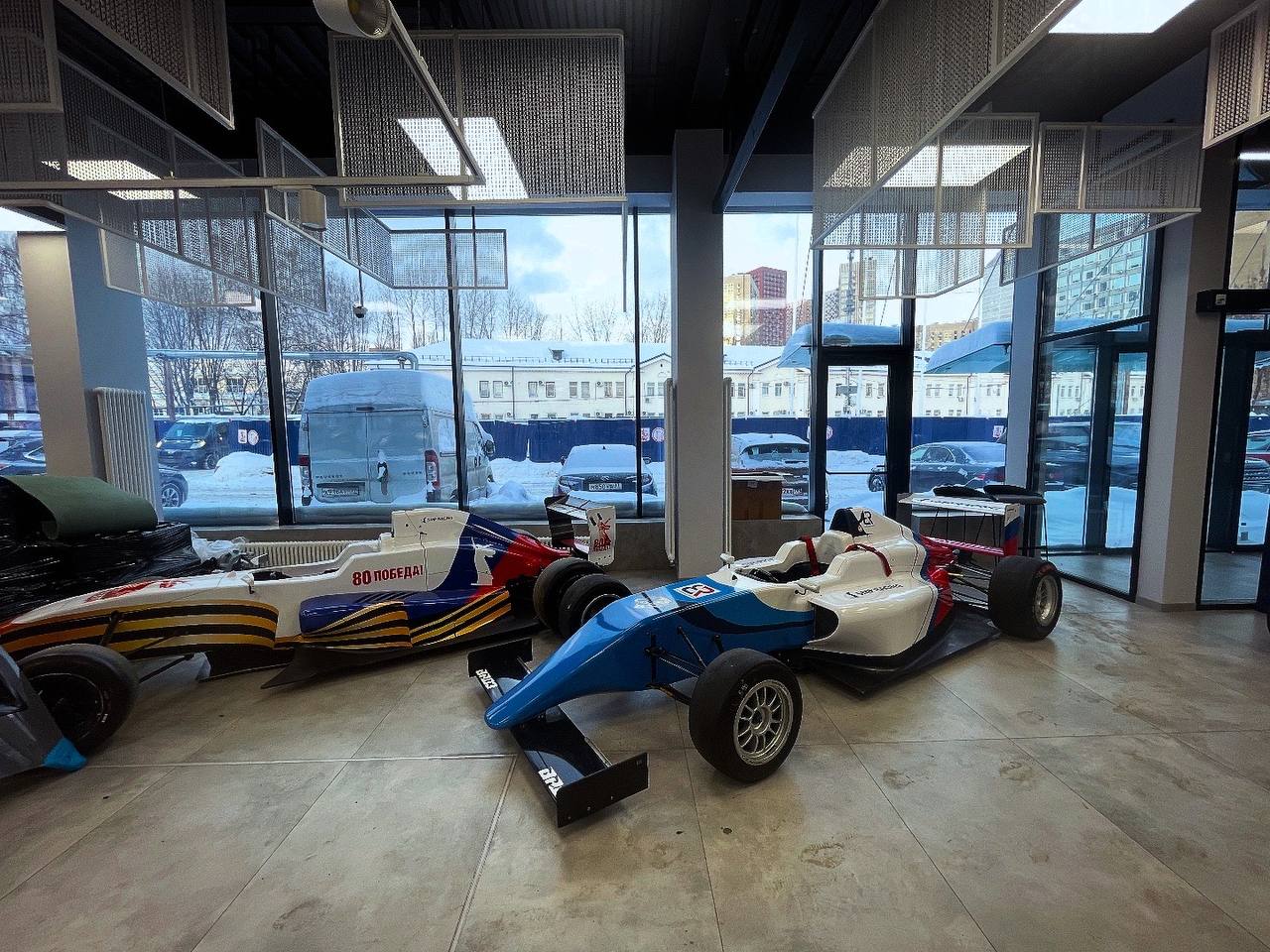 После таких экскурсий в @smp_racing конечно сразу хочется попасть в профессиональный автоспорт, куда-нибудь в РСКГ @smp_rskg , но пока как говорится, гонялка не выросла.