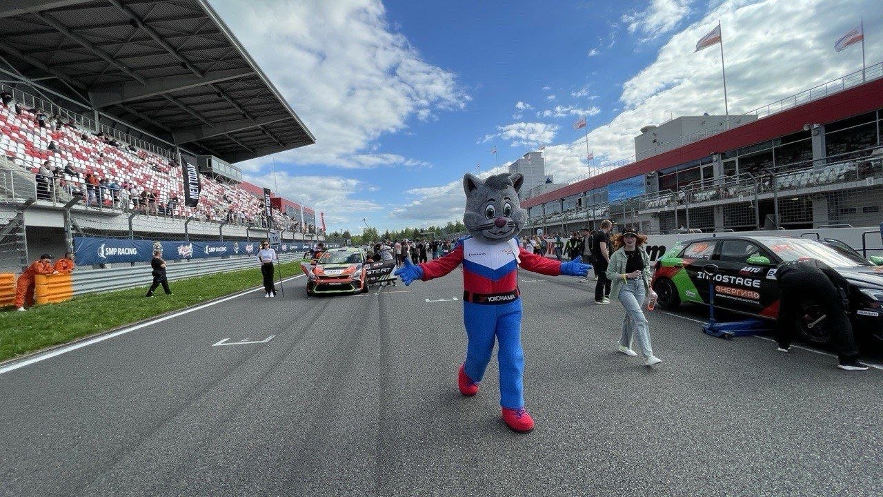 Стартовая решетка Туринг-лайт на Moscow Raceway