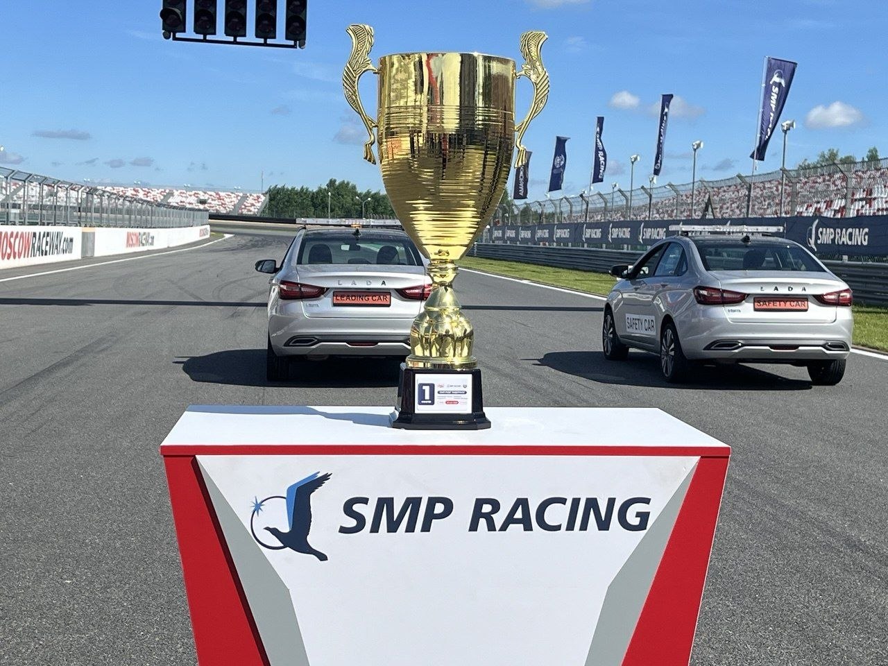 Атмосферные кадры со стартовой прямой автодрома Moscow Raceway