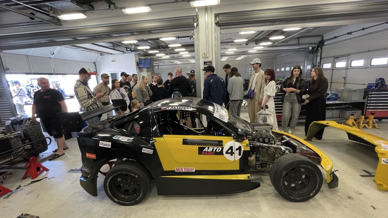 Анонс экскурсии в боксы на автодроме Moscow Raceway