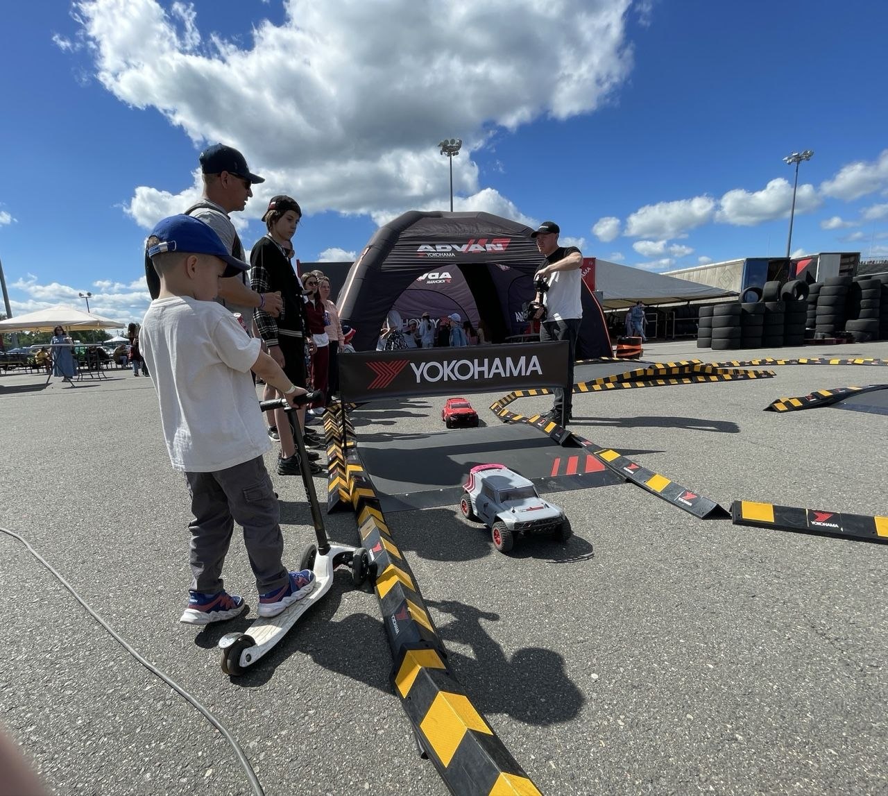 Атмосфера в паддоке автодрома Moscow Raceway