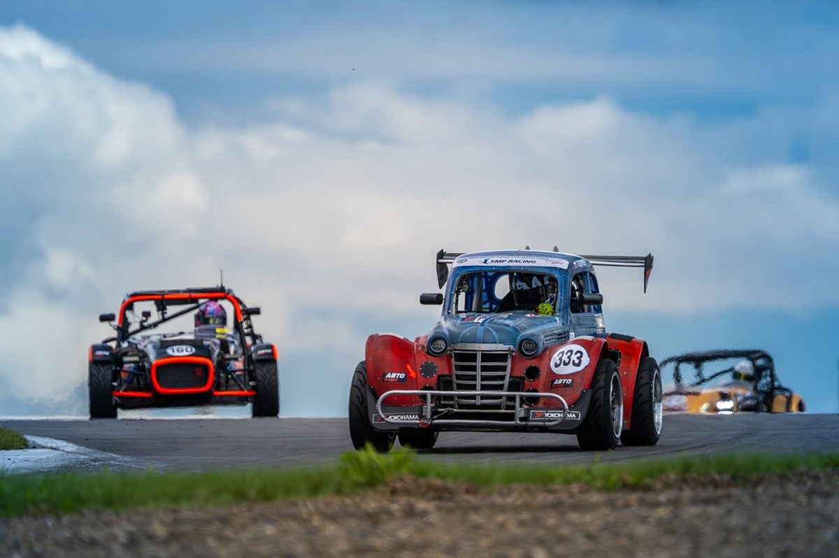 Старт первой гонки на автодроме Moscow Raceway