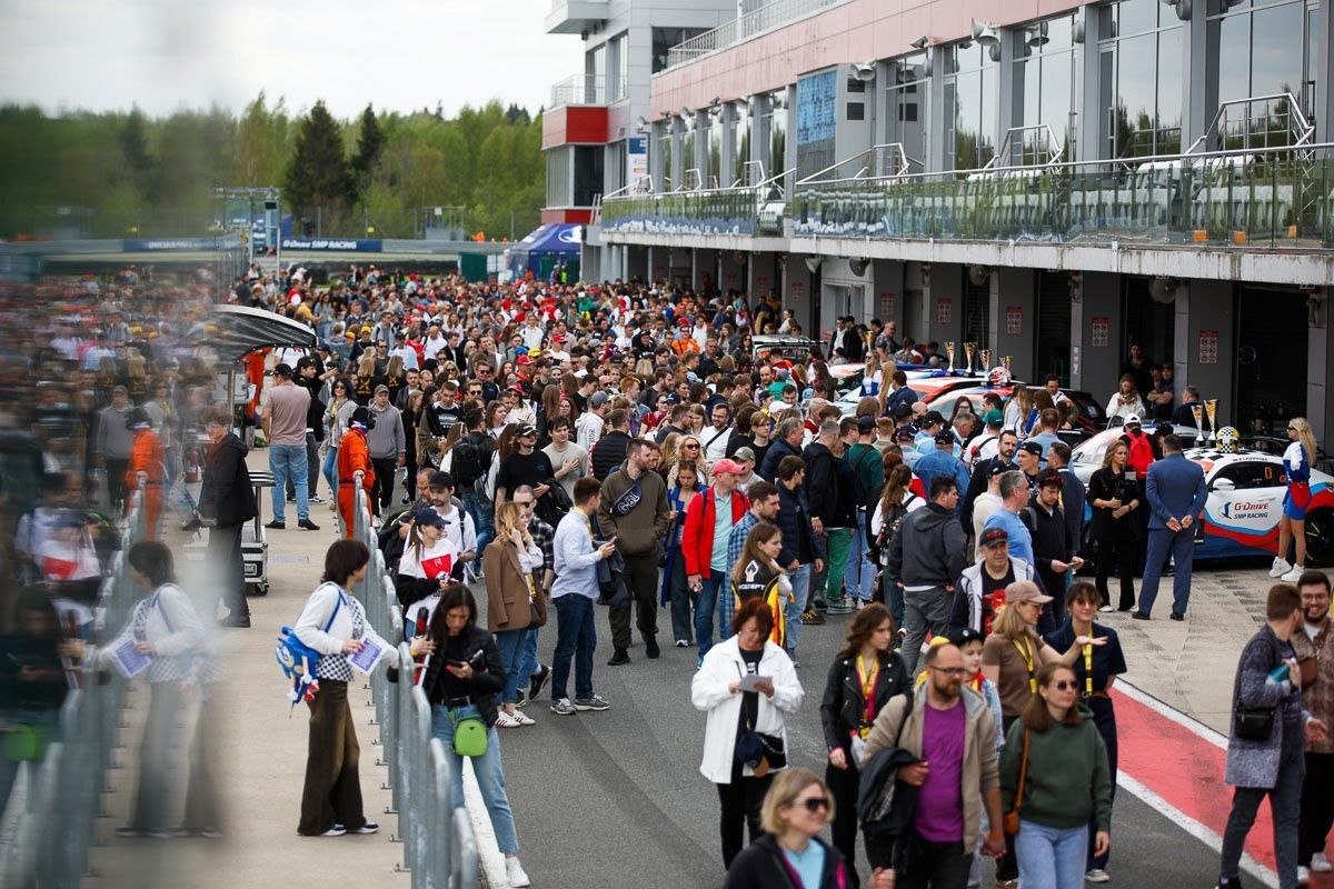 Автограф-сессия и гоночное такси на автодроме Moscow Raceway