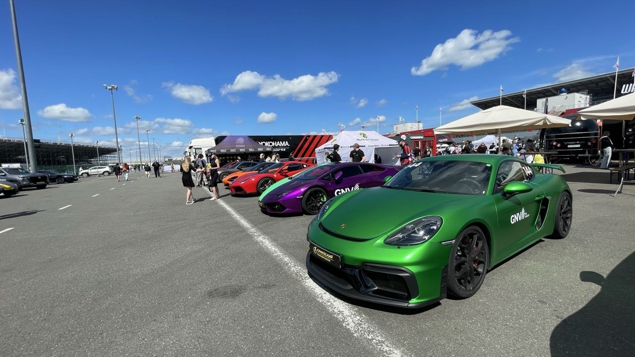 Активности на автодроме Moscow Raceway: прогулка по питлейн и гоночное такси