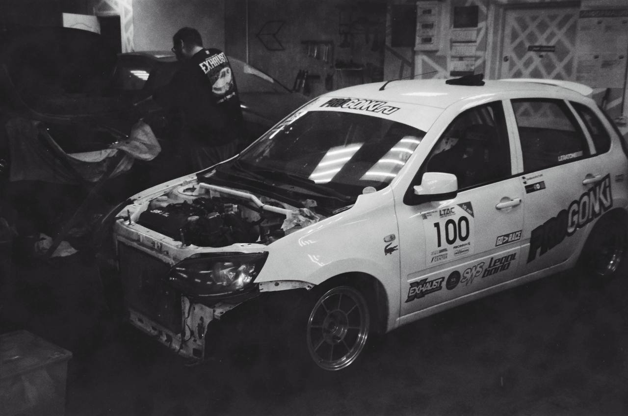 Черно-белые пленочные фотографии автомобиля Пипетка