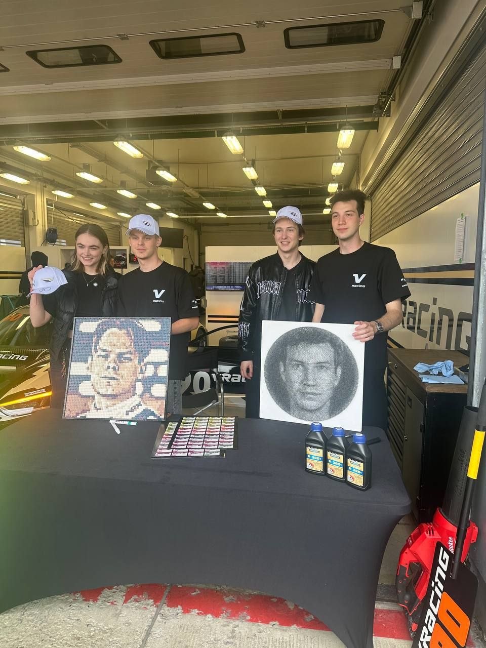 Пилотам Vracing вручили портреты болельщиков