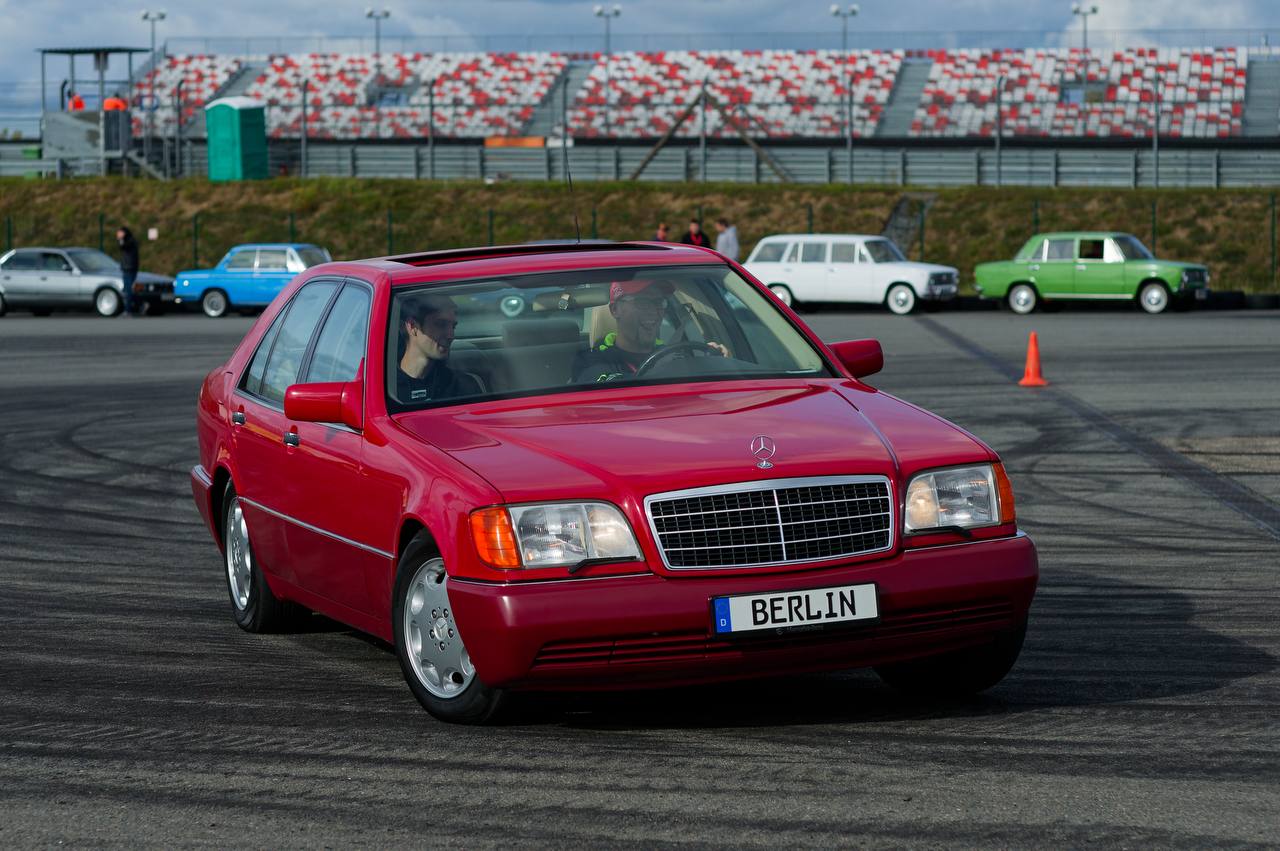 Участник ретро-выставки: Mercedes-Benz 300 SE 1993 года