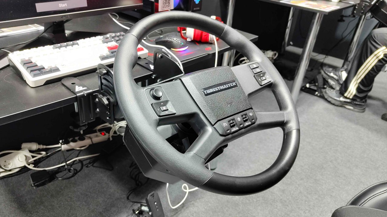 Thrustmaster представила крупногабаритный руль для симуляторов дальнобоя
