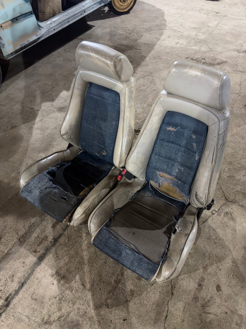 Пара сидений Recaro из старых немецких авто, под восстановление