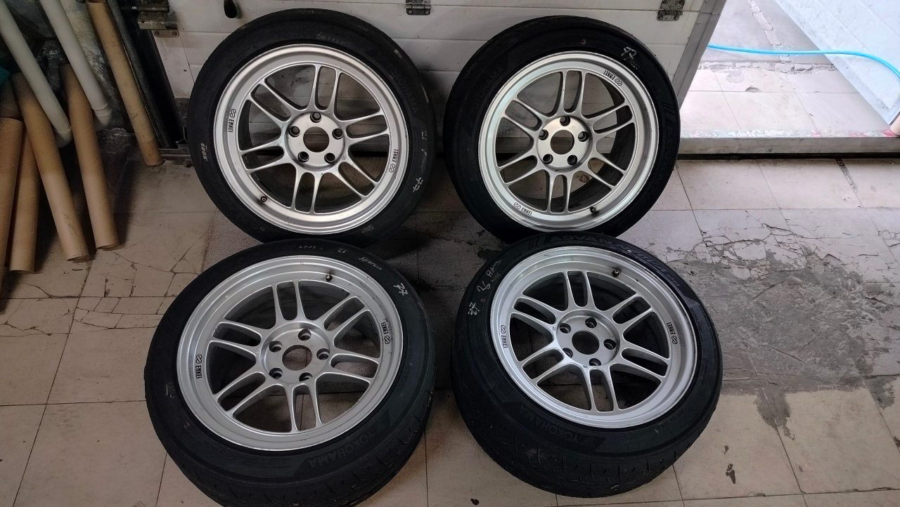 Диски Enkei RPF1 17x10 5x114,3 ET38 с шинами Yokohama AD09